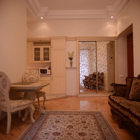 Apartment For Rent On Deribasovskaya Street オデッサ エクステリア 写真