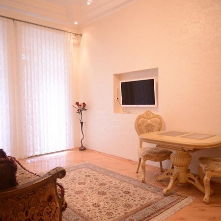 Apartment For Rent On Deribasovskaya Street オデッサ エクステリア 写真