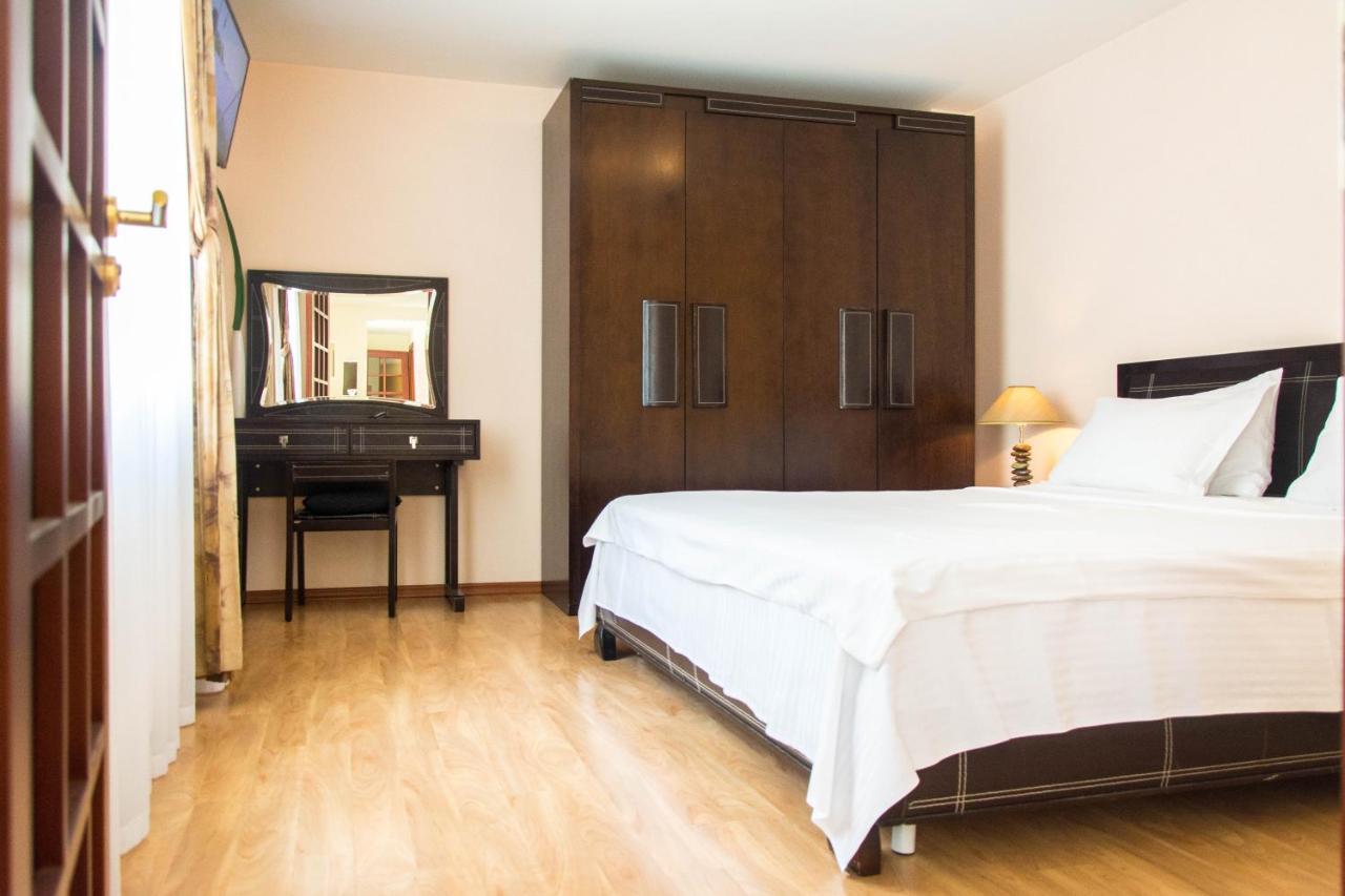 Apartment For Rent On Deribasovskaya Street オデッサ エクステリア 写真