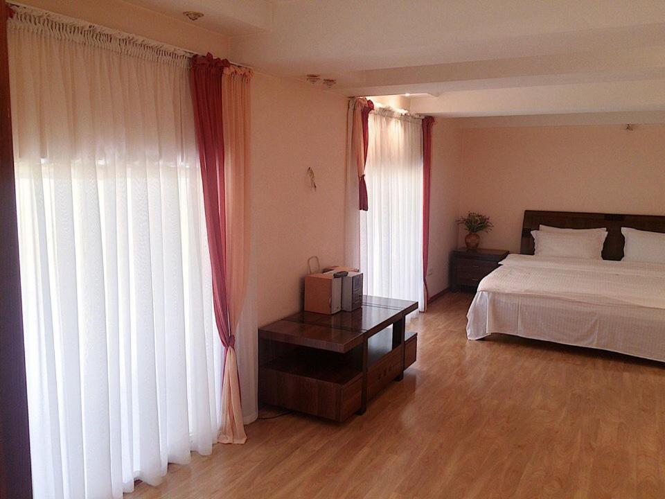 Apartment For Rent On Deribasovskaya Street オデッサ エクステリア 写真