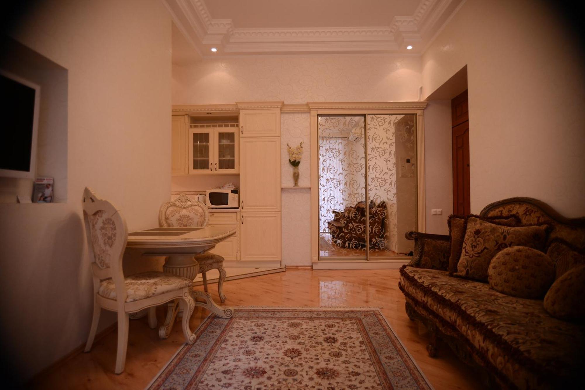 Apartment For Rent On Deribasovskaya Street オデッサ エクステリア 写真