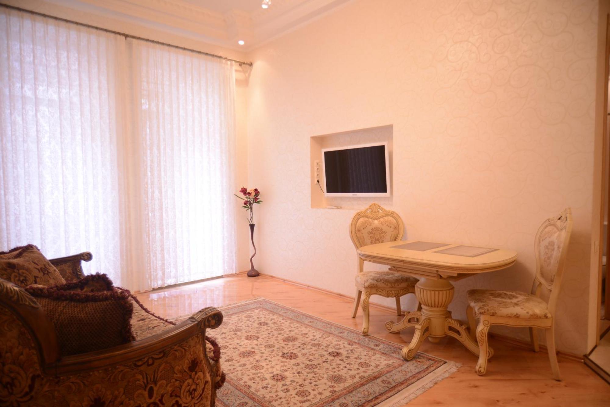 Apartment For Rent On Deribasovskaya Street オデッサ エクステリア 写真