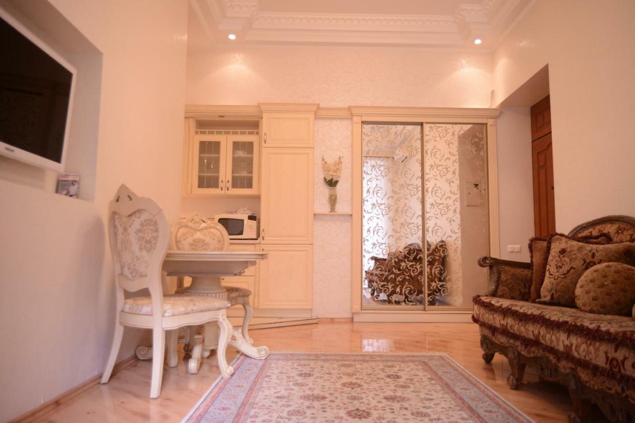 Apartment For Rent On Deribasovskaya Street オデッサ エクステリア 写真