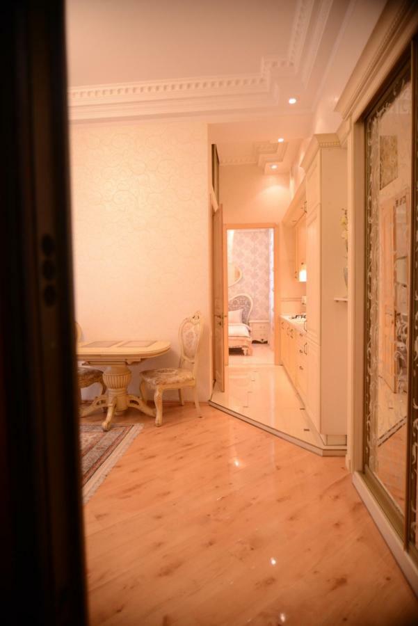 Apartment For Rent On Deribasovskaya Street オデッサ エクステリア 写真