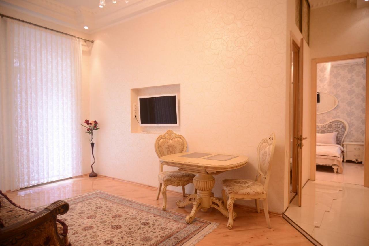 Apartment For Rent On Deribasovskaya Street オデッサ エクステリア 写真